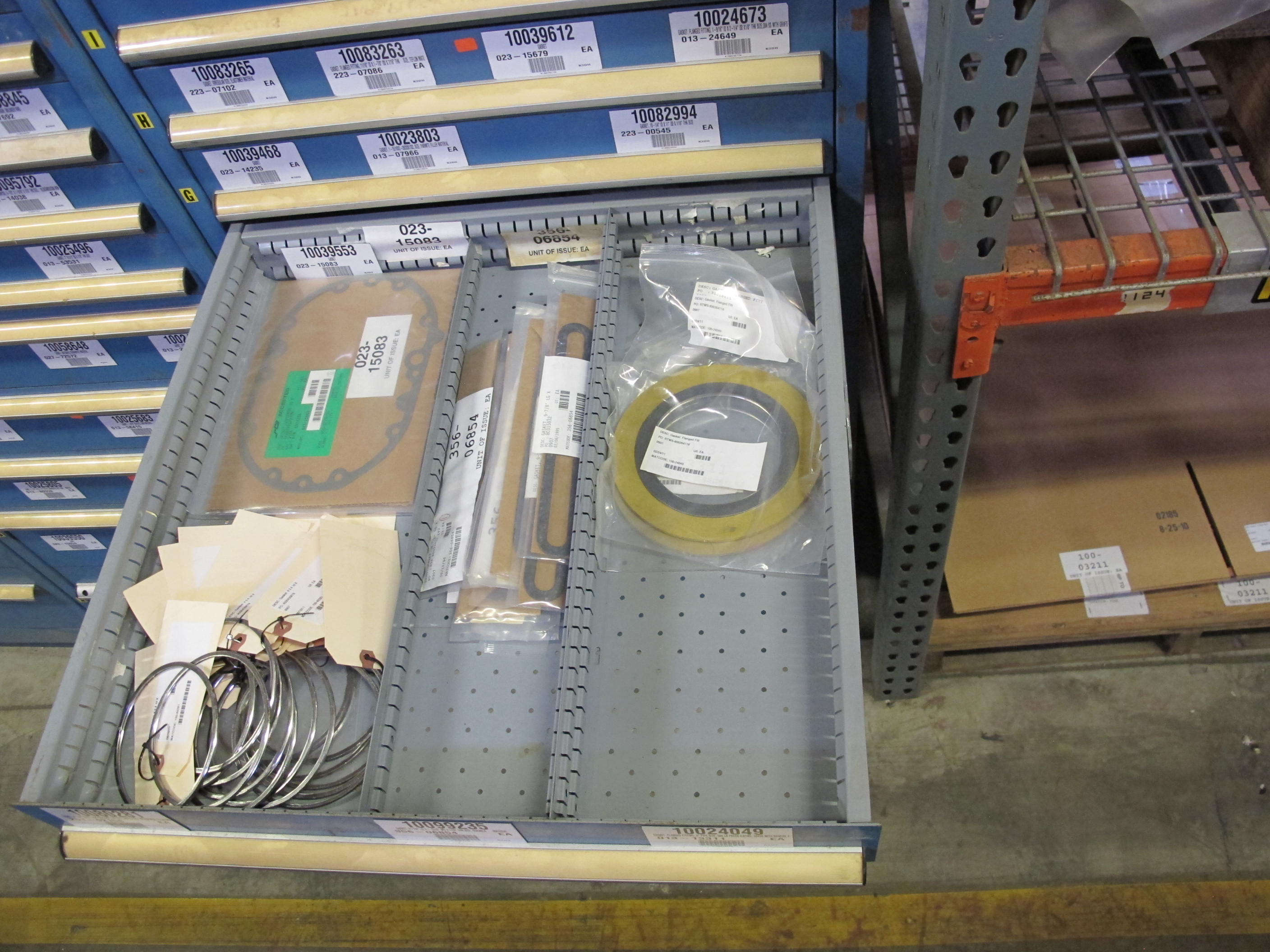 LISTA HEAVY DUTY 10-DRAWER PARTS CABINET W/ CONTENTS (W-50) LOADING & HANDLING FEE $25-